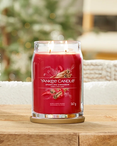 Bougie Yankee Candle Sparkling Cinnamon en bocal rouge, mise en scène épicée, -25% en janvier 2026.